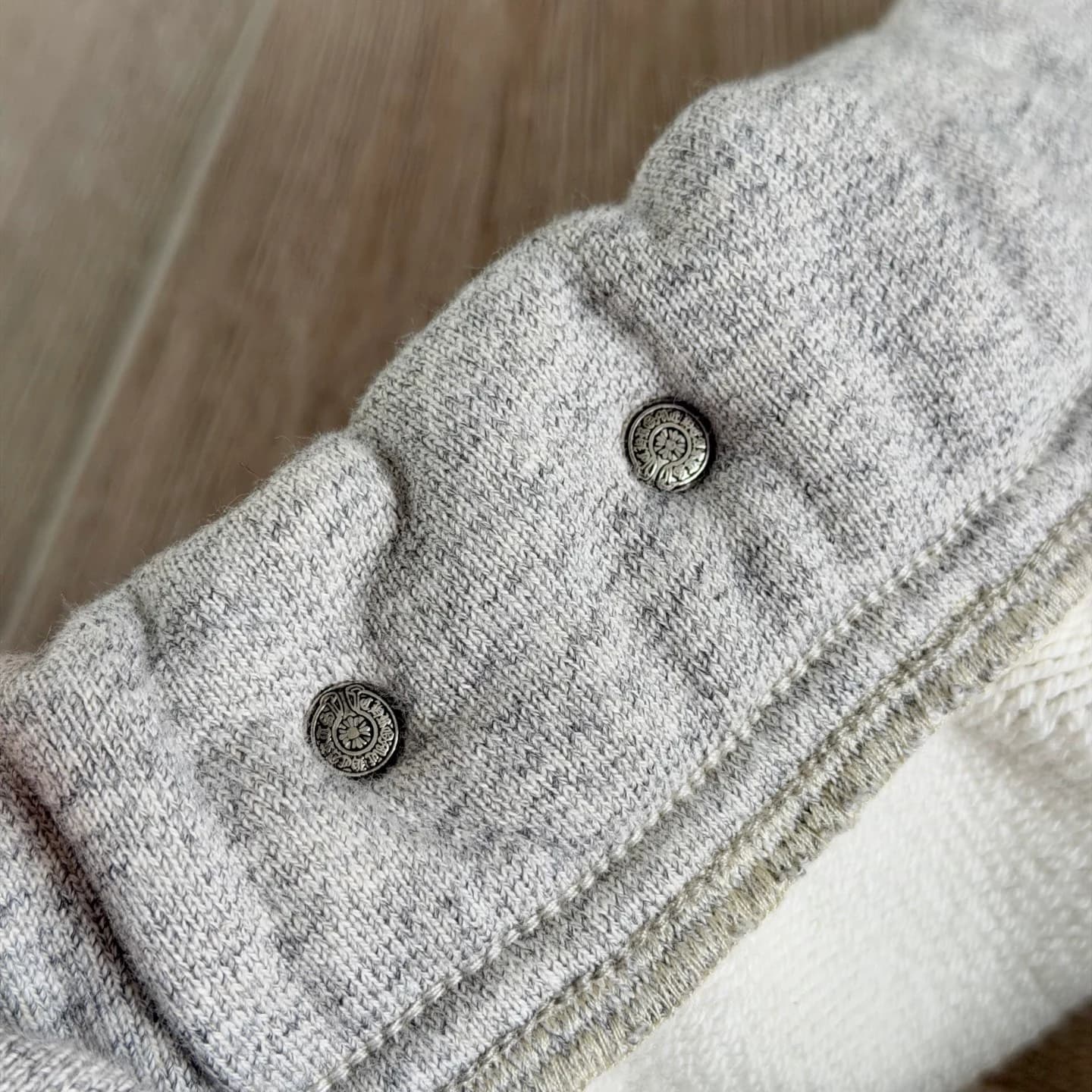 Серебряные заклепки 925 пробы на шортах Chrome Hearts
