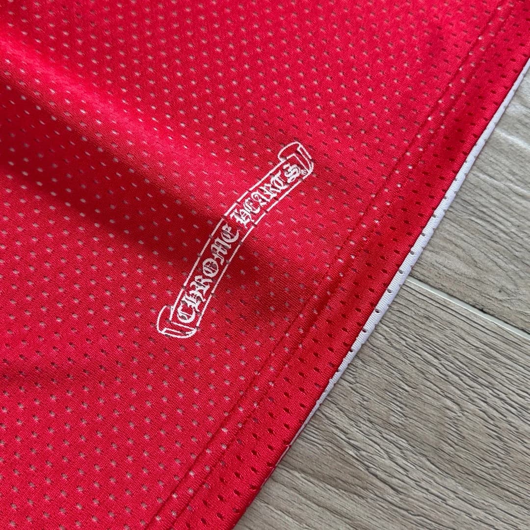 Деталь вышивки логотипа Chrome Hearts