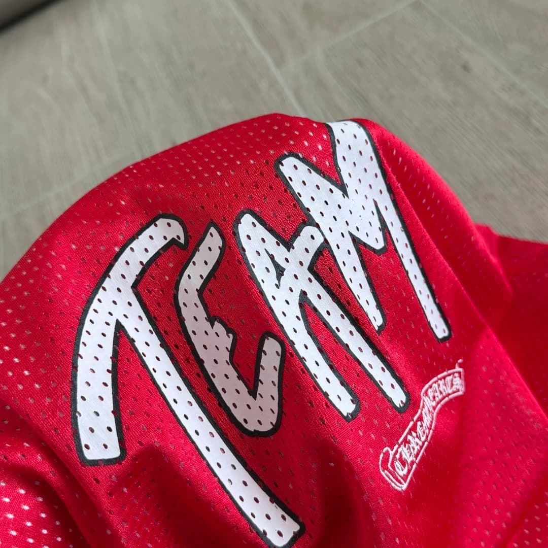 Деталь принта TEAM на красной стороне майки Chrome Hearts
