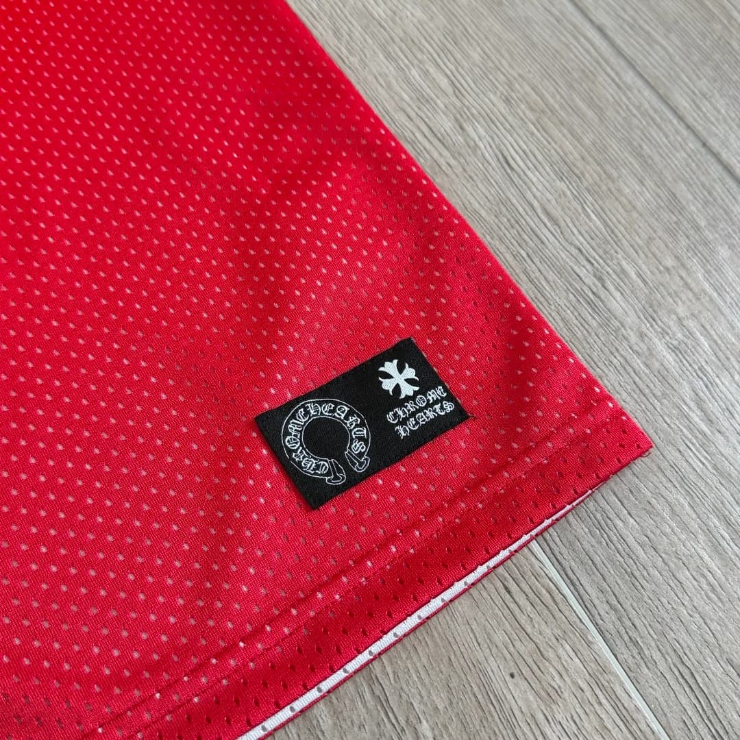 Деталь нашивки с логотипом Chrome Hearts