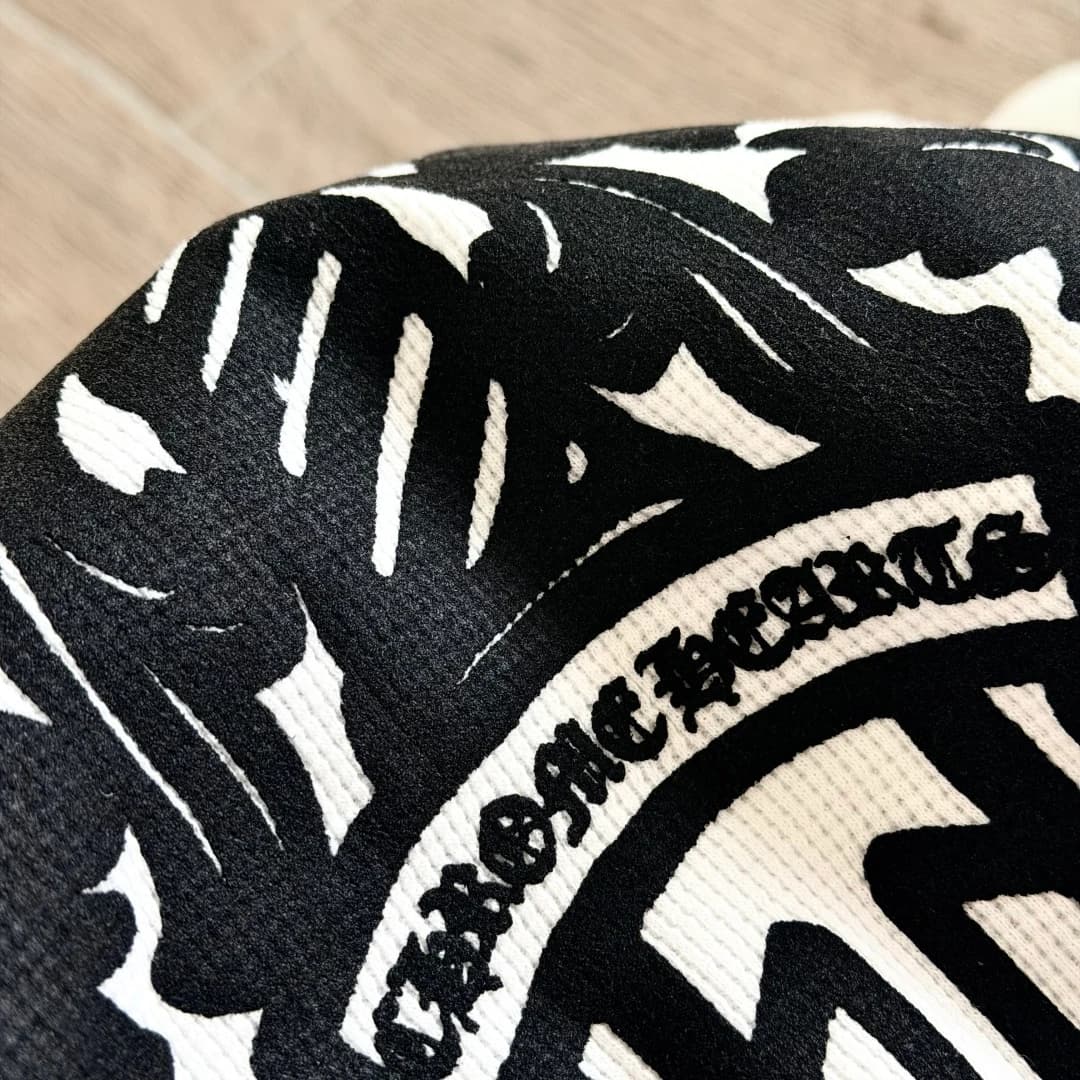 Деталь текстуры ткани и принта на лонгсливе Chrome Hearts