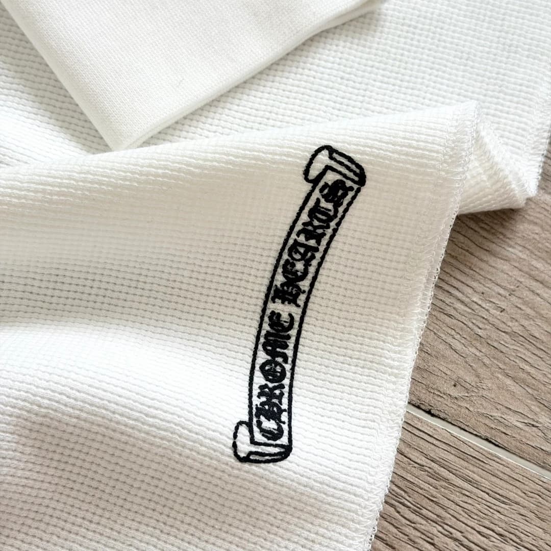 Вышитый логотип-свиток Chrome Hearts на нижнем крае лонгслива