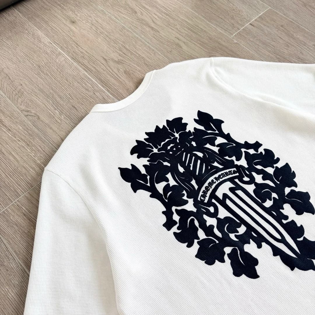 Вид сзади на белый лонгслив Chrome Hearts с принтом