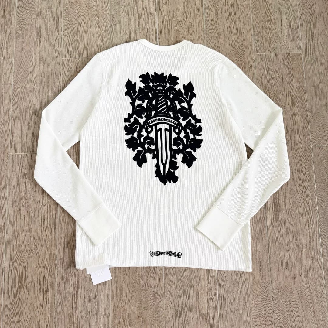 Белый лонгслив Chrome Hearts с принтом кинжала на спине, вид сзади