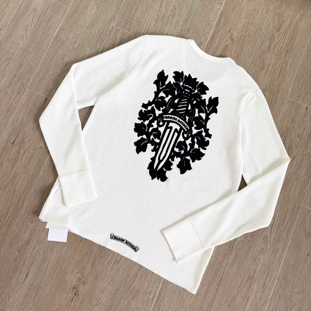 Мужской белый лонгслив Chrome Hearts с принтом на спине, ракурс сзади