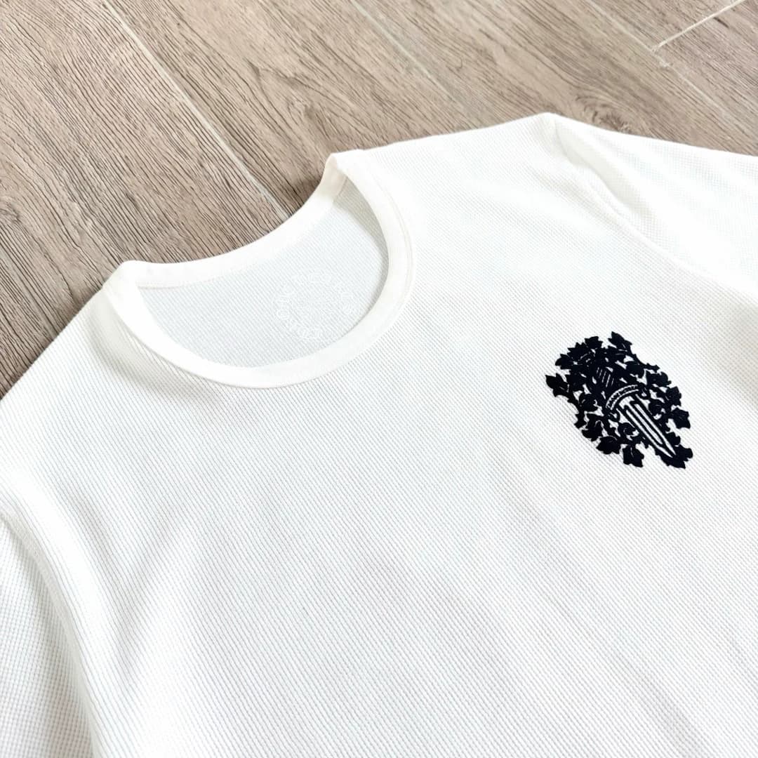 Круглый вырез горловины и принт на груди белого лонгслива Chrome Hearts