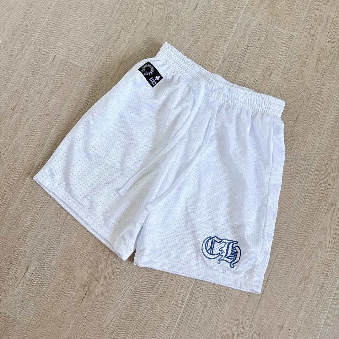 Белые спортивные шорты Chrome Hearts под углом