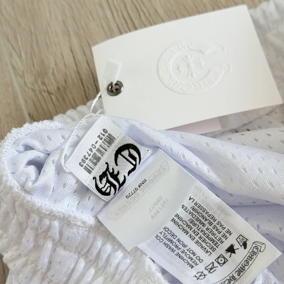 Фирменная бирка Chrome Hearts на шортах