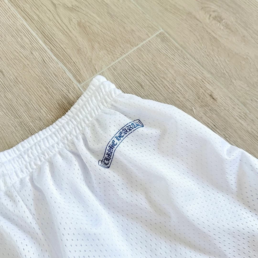 Деталь надписи Chrome Hearts сзади на поясе шорт