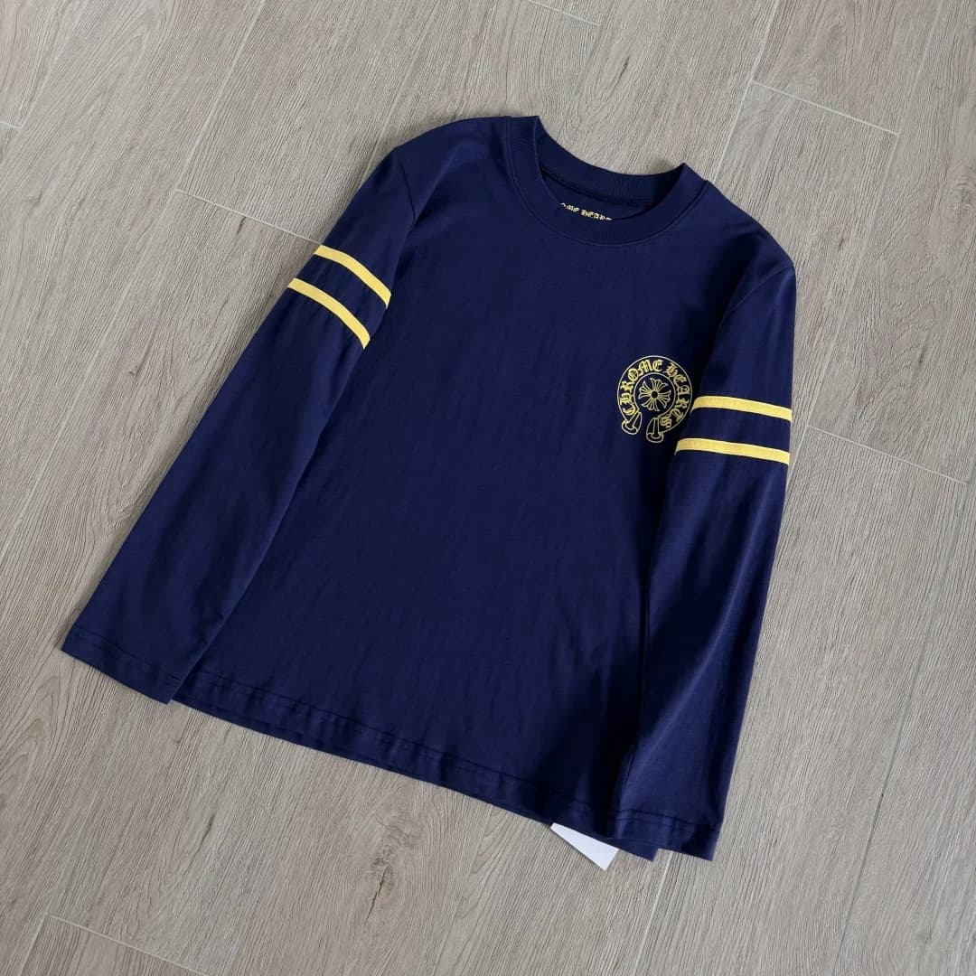 Синий лонгслив Chrome Hearts с желтым принтом, вид под углом