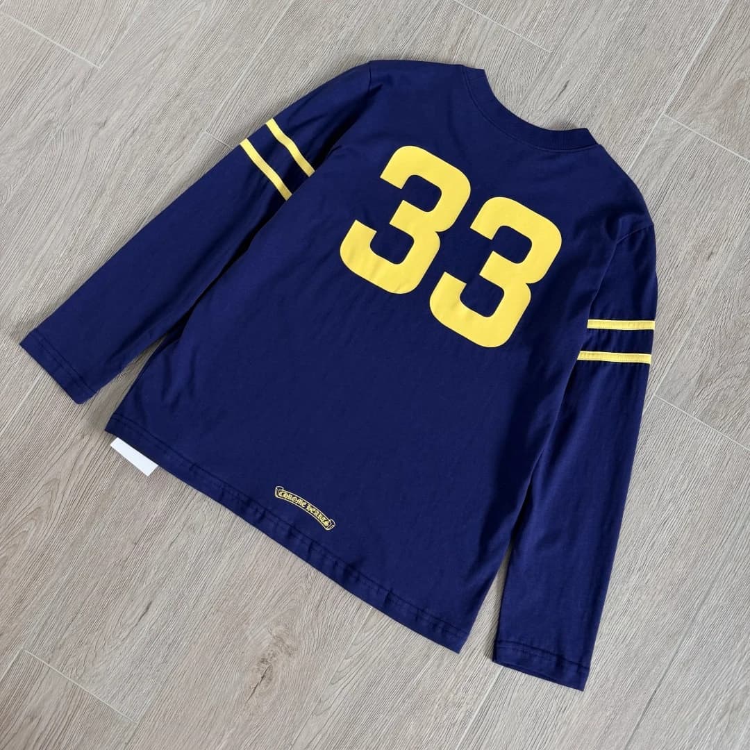 Синий лонгслив Chrome Hearts с желтым принтом 33 на спине, вид под углом