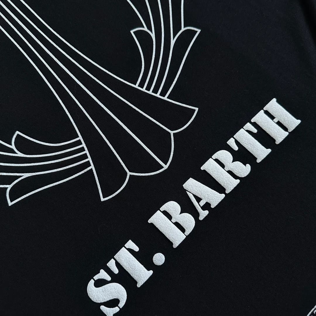 Деталь принта ST. BARTH на черном лонгсливе Chrome Hearts