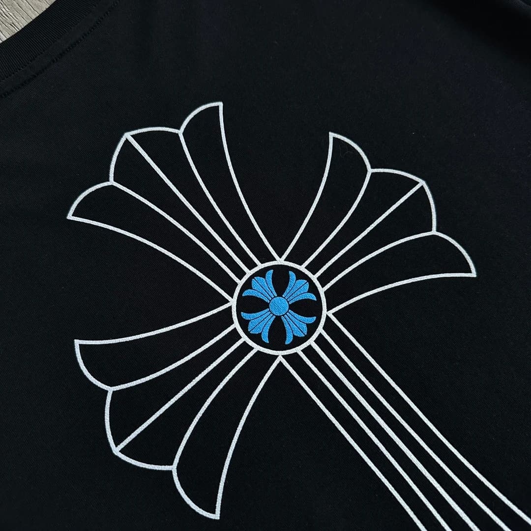 Деталь принта с крестом на черном лонгсливе Chrome Hearts