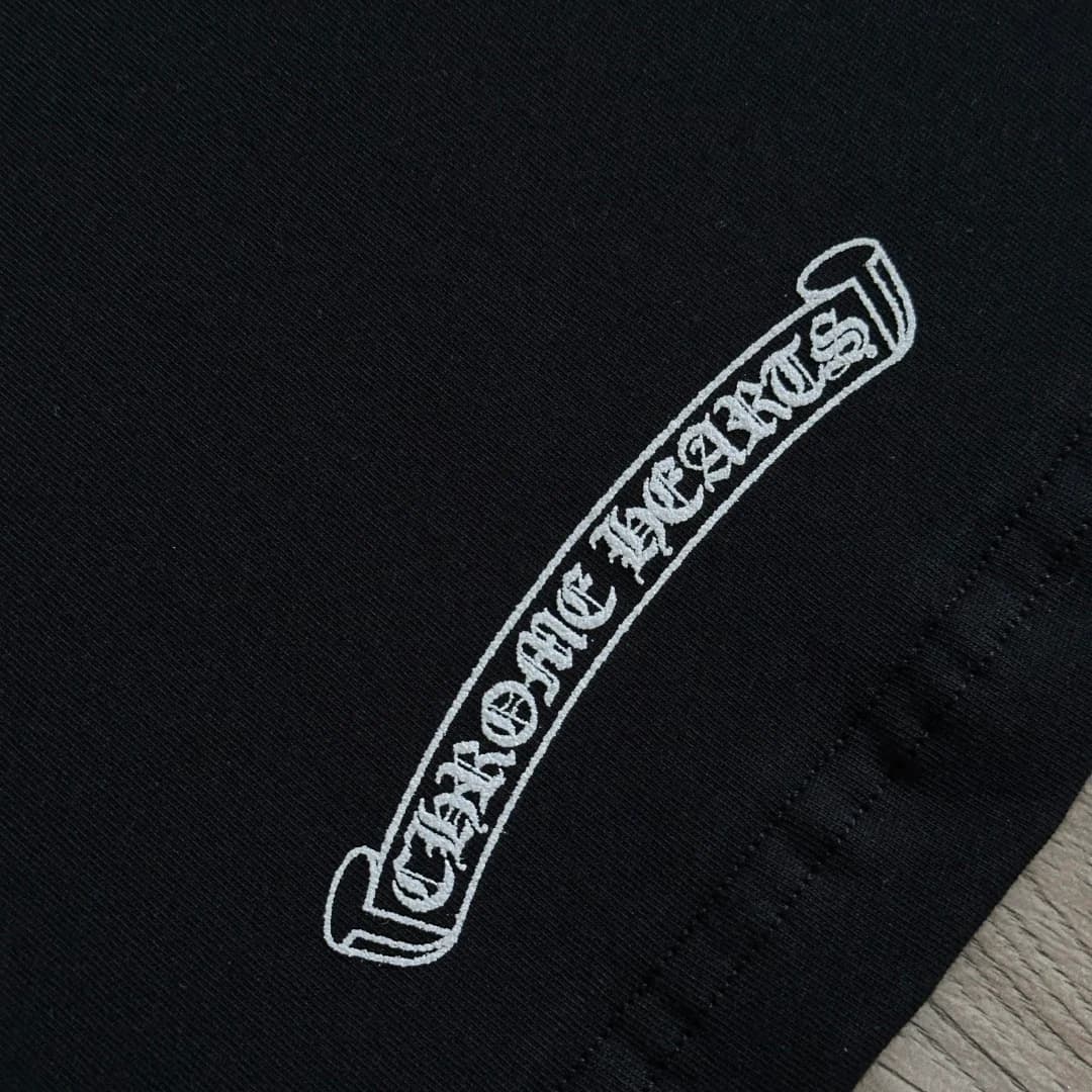 Принт на кармане черного лонгслива Chrome Hearts