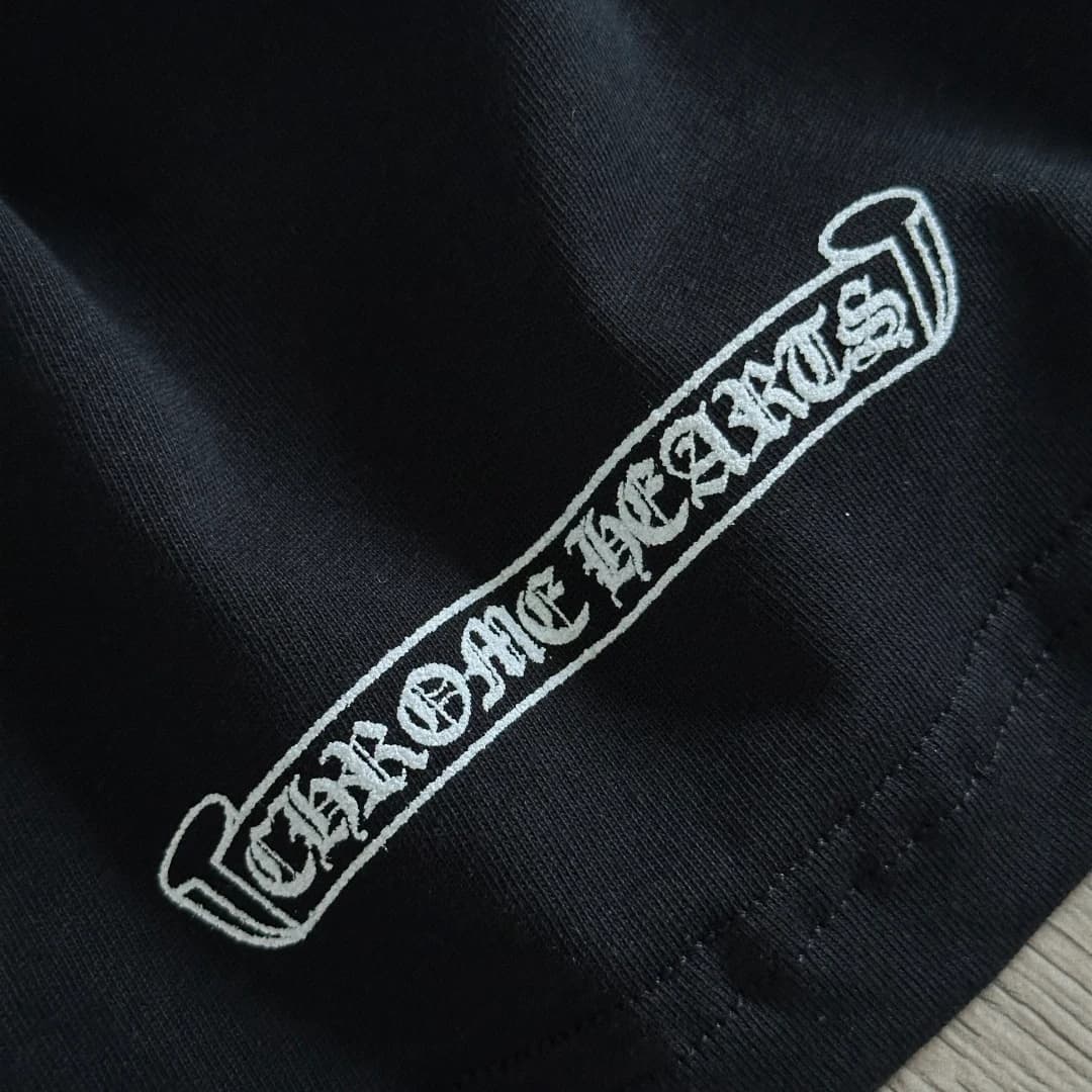 Принт на кармане черного лонгслива Chrome Hearts крупным планом