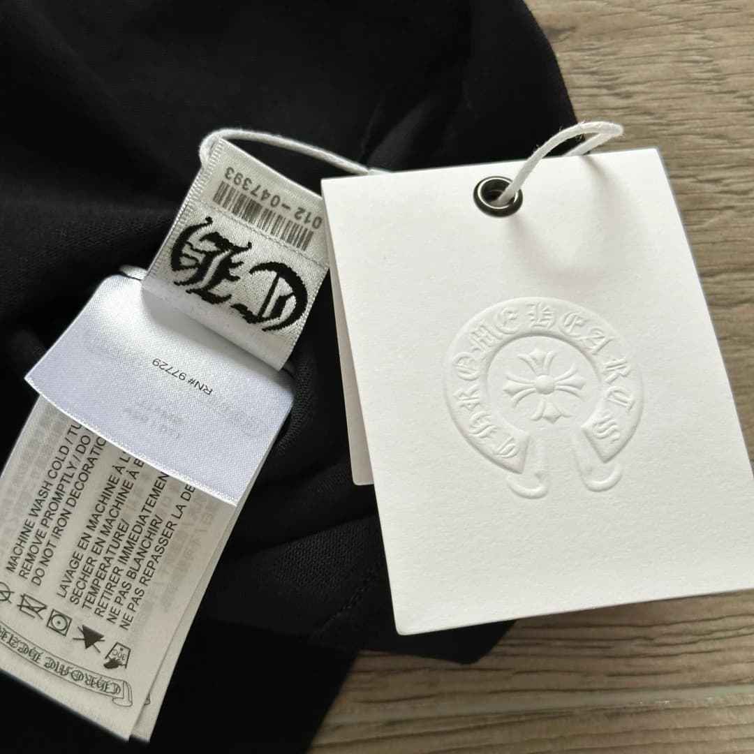 Бирки черного лонгслива Chrome Hearts