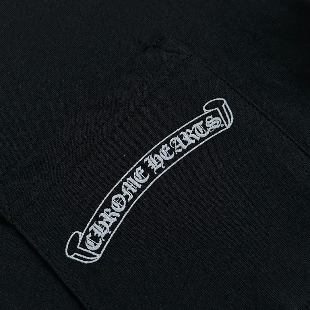 Нагрудный карман с принтом на черном лонгсливе Chrome Hearts