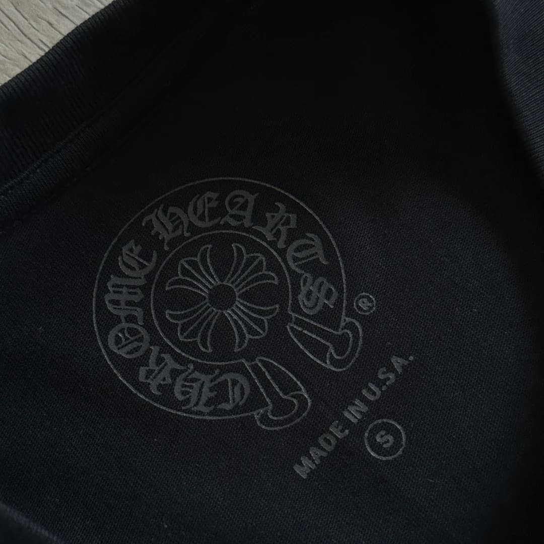Внутренний принт на горловине черного лонгслива Chrome Hearts