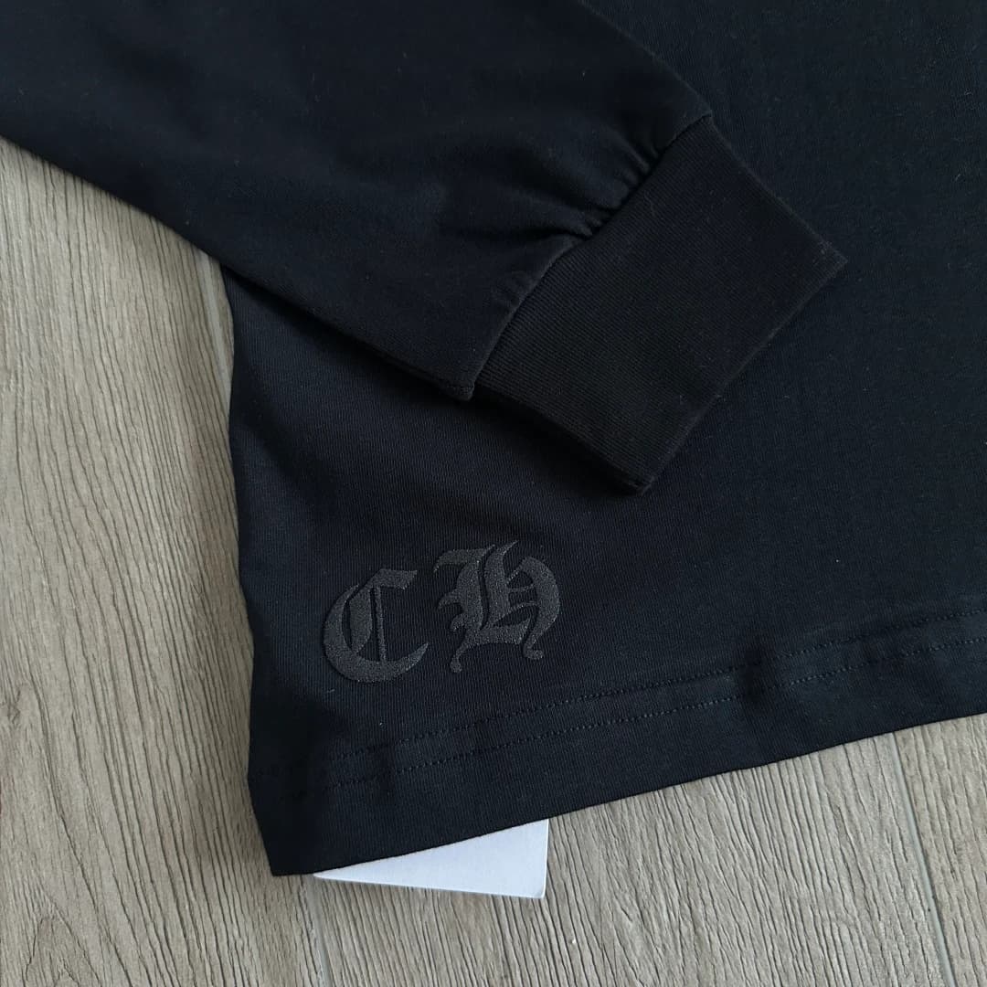 Вышивка CH на манжете черного лонгслива Chrome Hearts