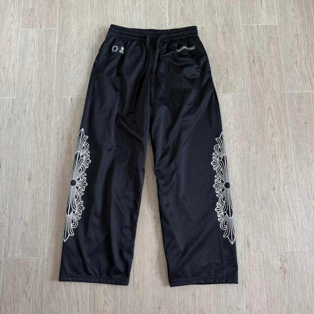 Черные спортивные штаны Chrome Hearts из сетки, вид спереди