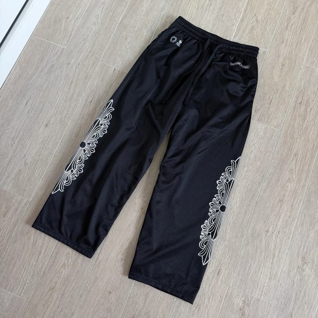 Черные спортивные штаны Chrome Hearts из сетки под углом