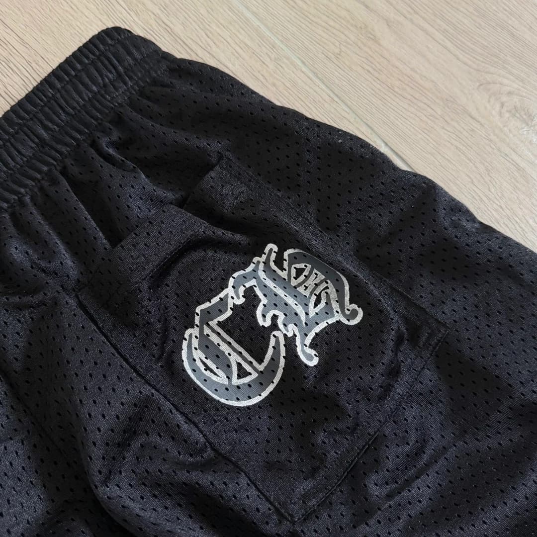 Задний карман с логотипом на черных штанах Chrome Hearts