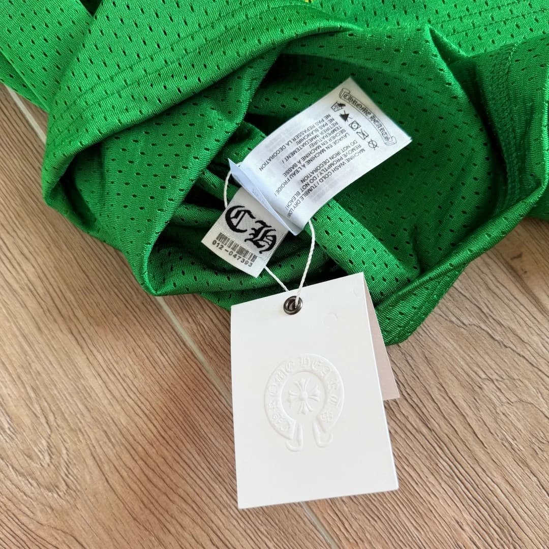 Внутренние бирки и ярлыки зеленой футболки Chrome Hearts