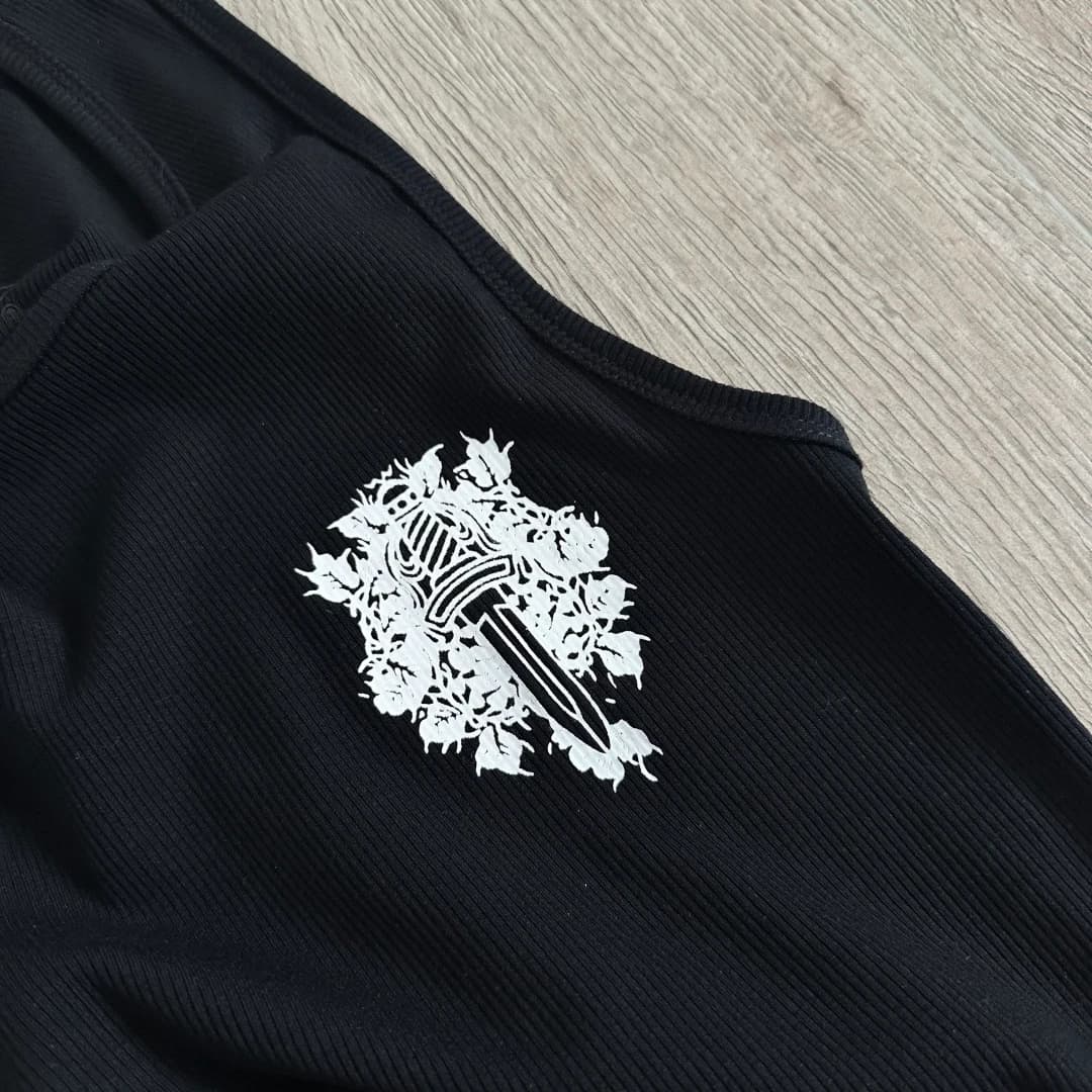 Деталь принта с кинжалом на груди майки Chrome Hearts