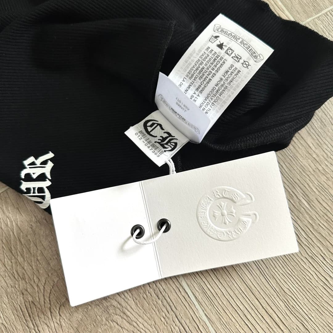 Бирки и ярлыки на черной майке Chrome Hearts