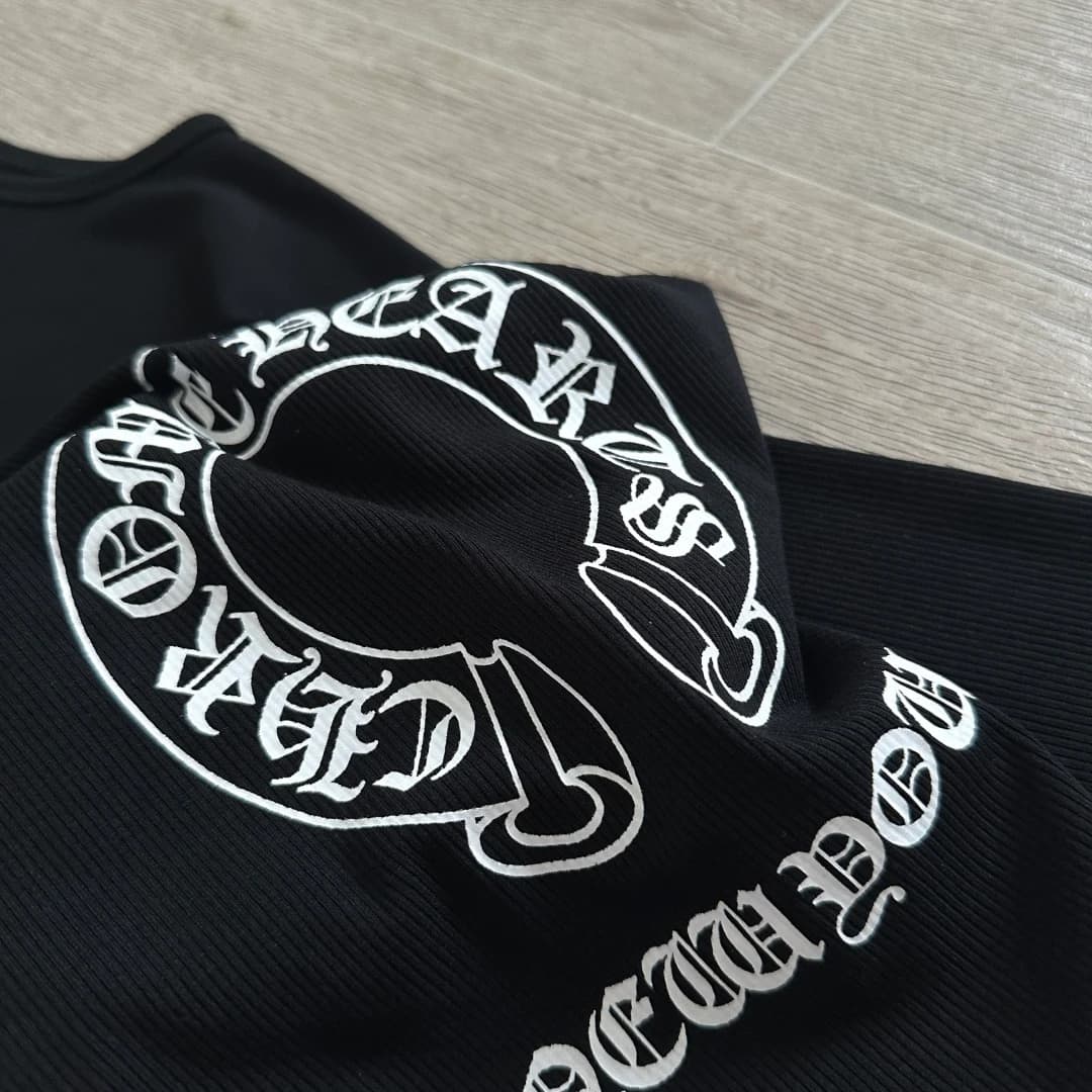 Крупный план принта подковы на спине майки Chrome Hearts
