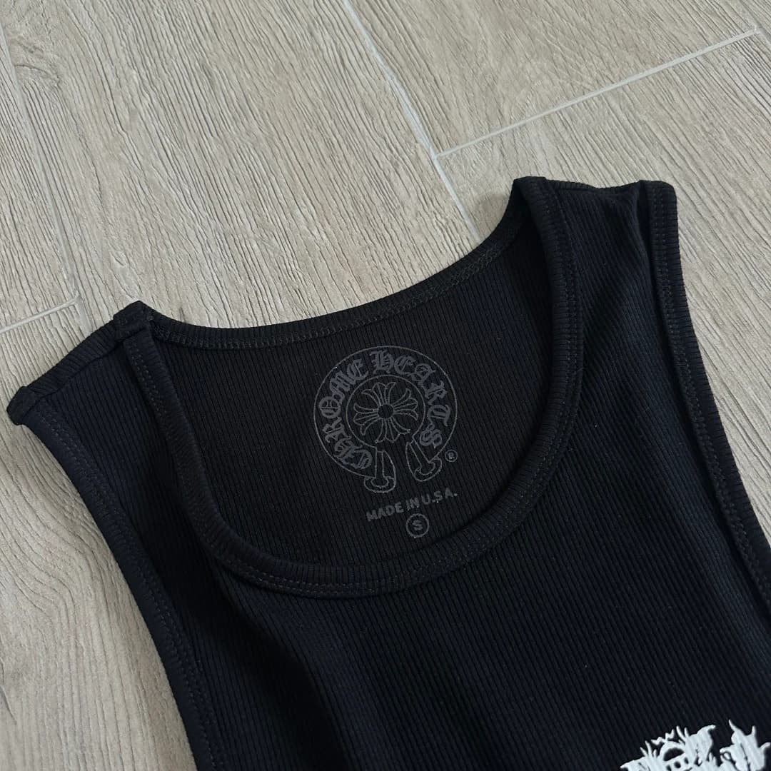 Внутренний принт бренда на горловине майки Chrome Hearts