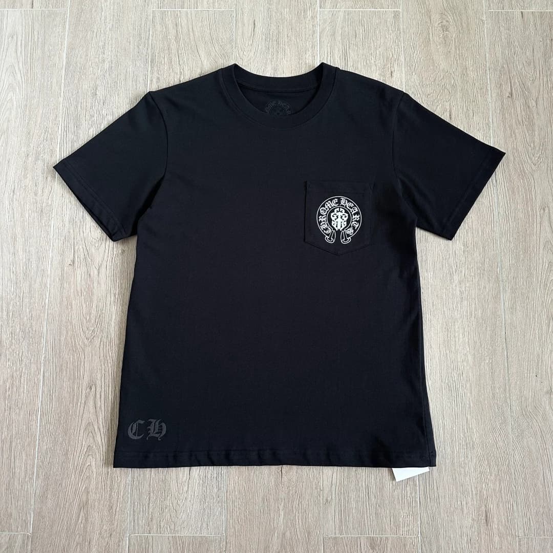 Черная футболка Chrome Hearts спереди с накладным карманом