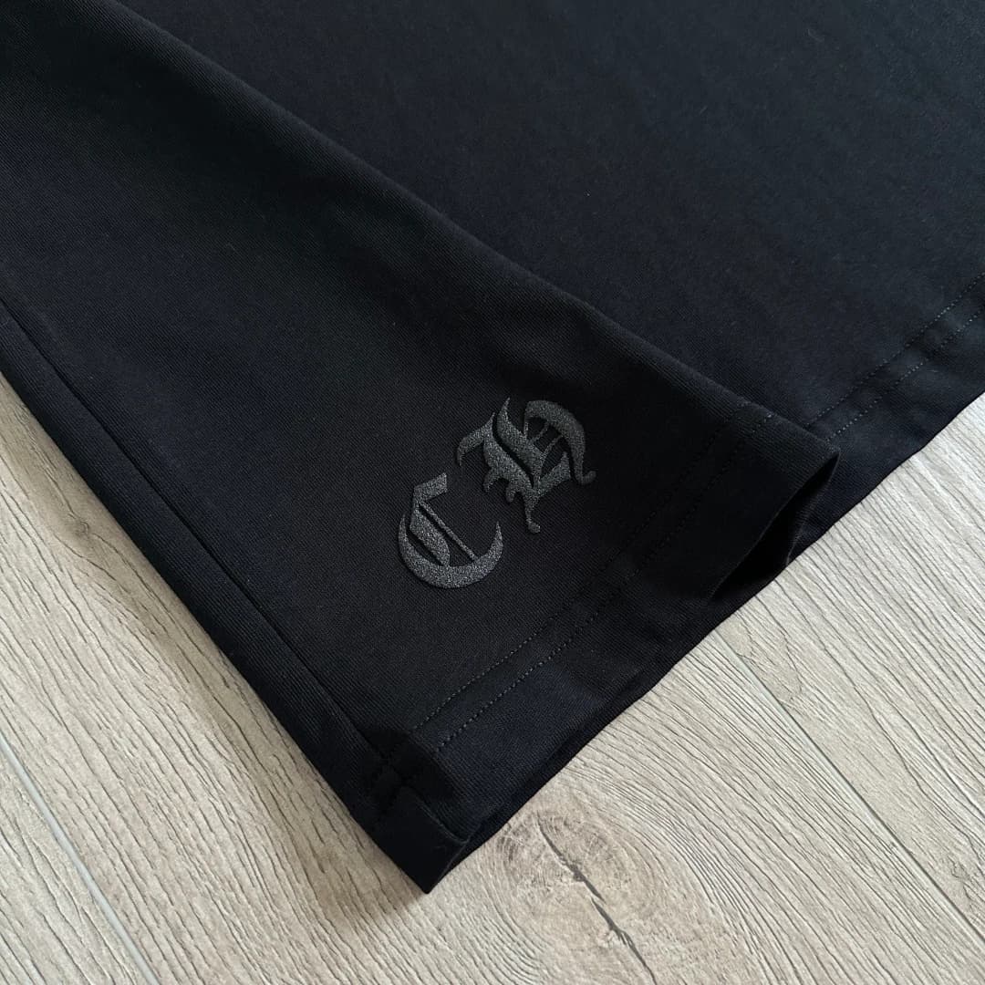Вышивка логотипа CH на подоле футболки Chrome Hearts