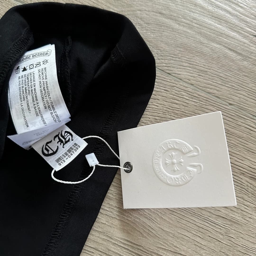Бирка футболки Chrome Hearts крупным планом