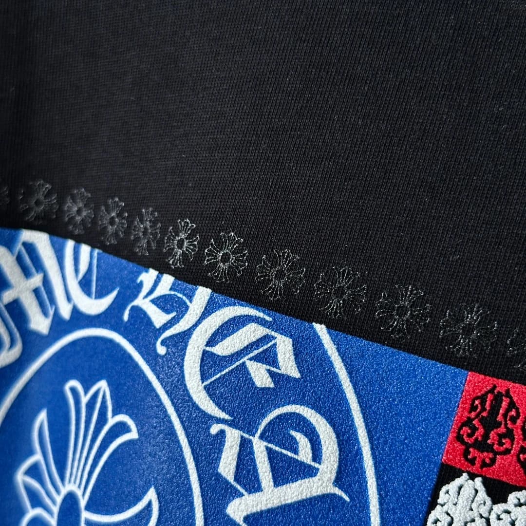 Деталь стыка принтов на футболке Chrome Hearts