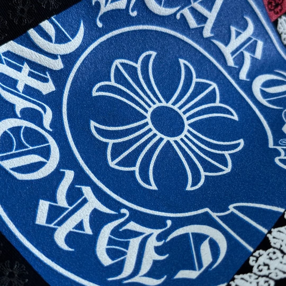 Крупный план синего круга с логотипом Chrome Hearts