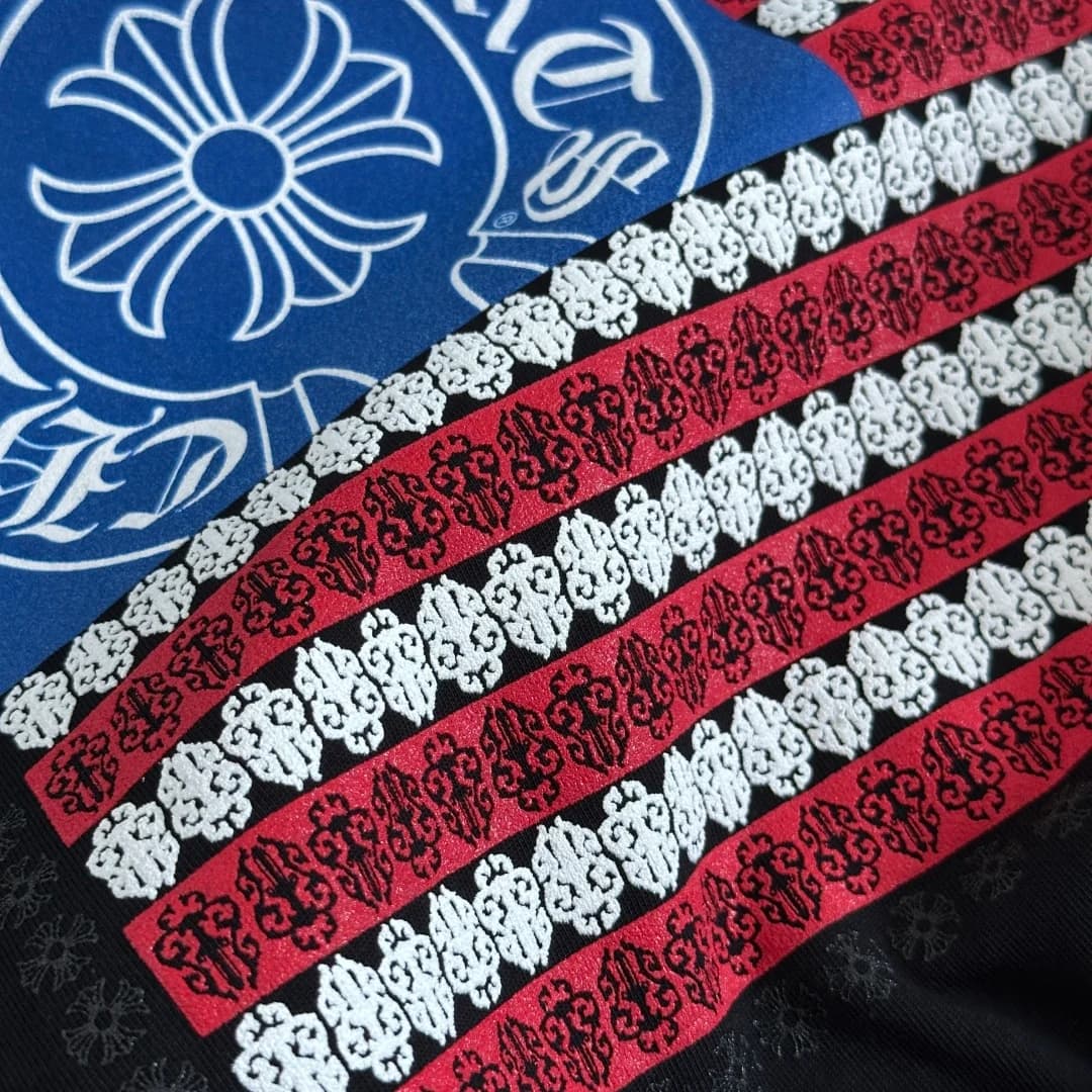 Деталь красно-белых полос принта на футболке Chrome Hearts