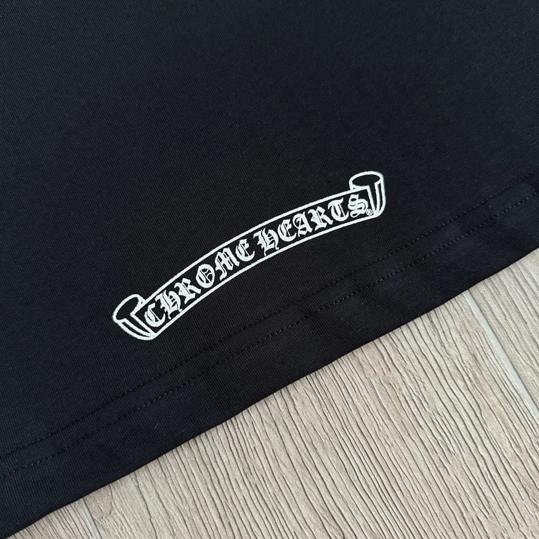 Принт с текстовым логотипом Chrome Hearts на подоле сзади