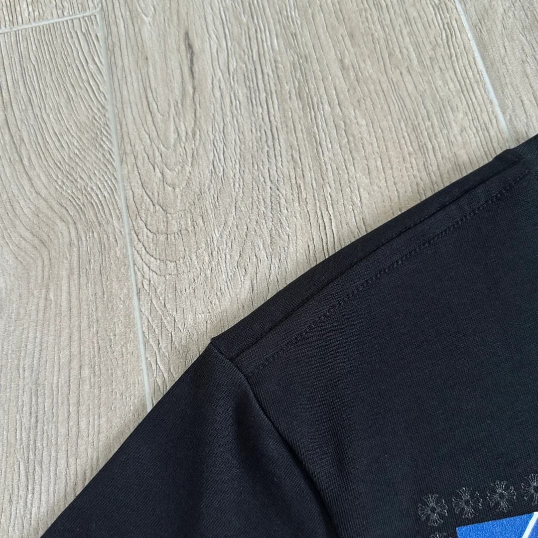 Плечевой шов футболки Chrome Hearts