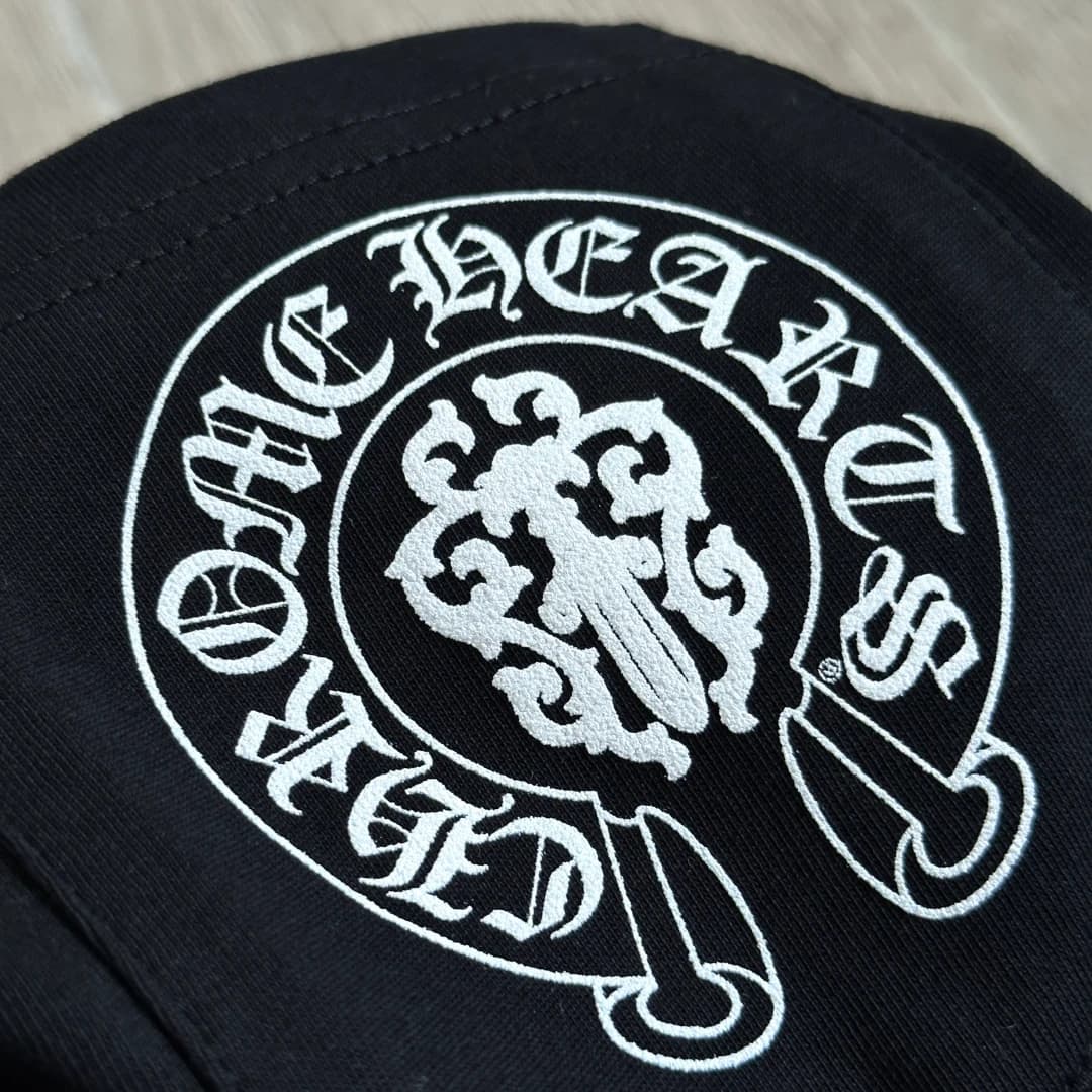 Крупный план круглого принта Chrome Hearts с крестом