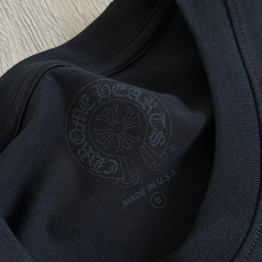 Внутренний принт на горловине футболки Chrome Hearts с размером S
