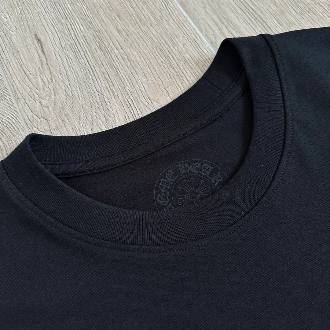 Круглый вырез горловины футболки Chrome Hearts