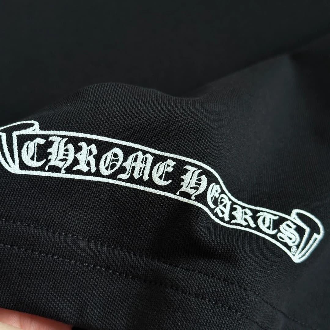 Принт с логотипом Chrome Hearts на рукаве
