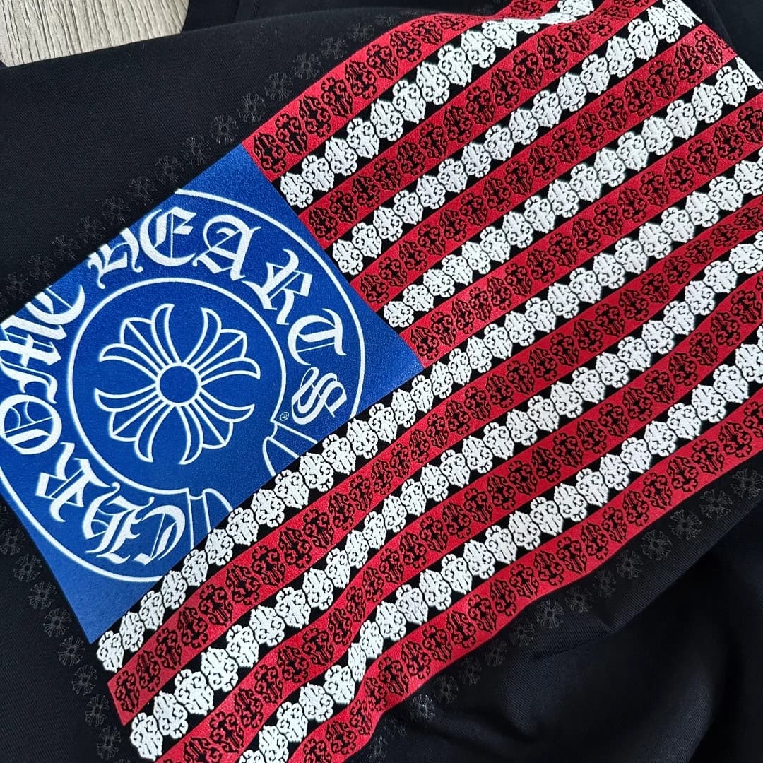 Деталь принта американского флага на футболке Chrome Hearts