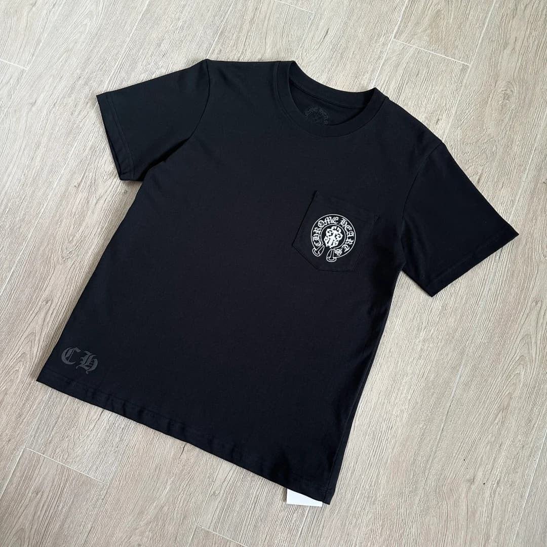 Черная футболка Chrome Hearts спереди под углом