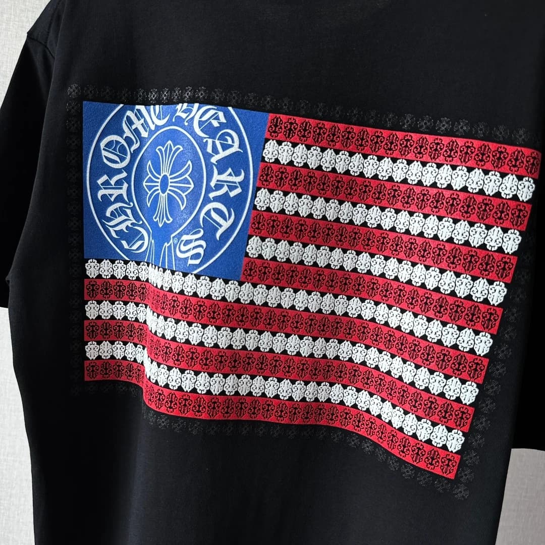 Крупный план принта в виде американского флага на спине футболки Chrome Hearts
