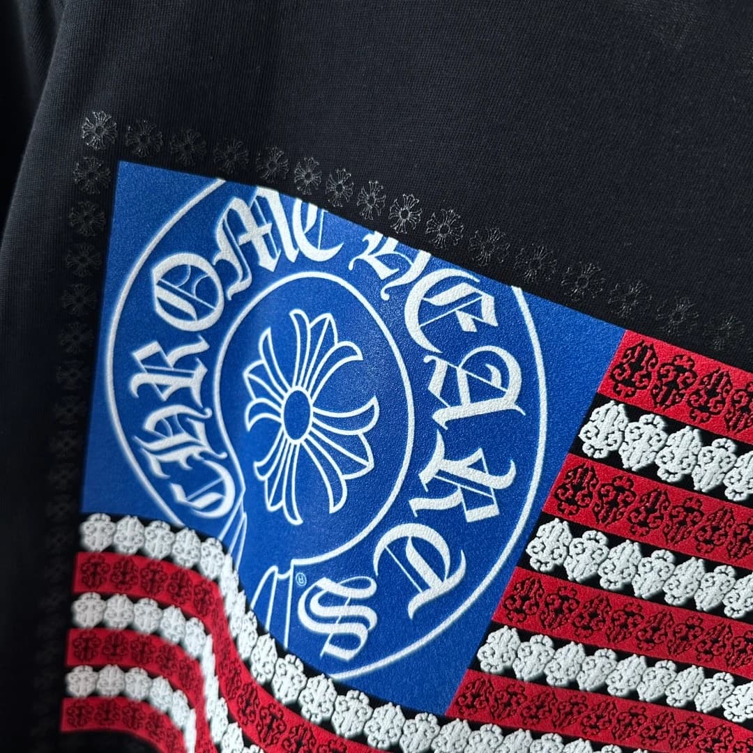 Деталь принта с логотипом Chrome Hearts на синем фоне