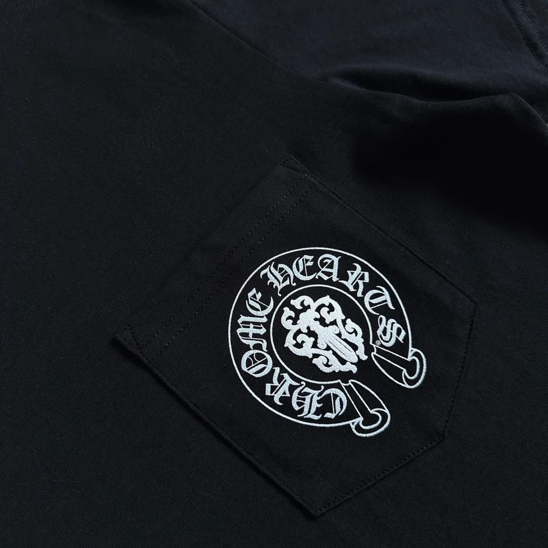 Крупный план накладного кармана с круглым принтом Chrome Hearts