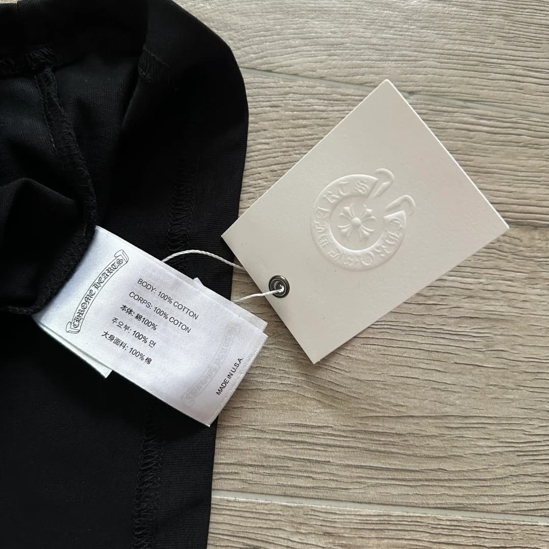 Внутренняя бирка футболки Chrome Hearts с указанием состава