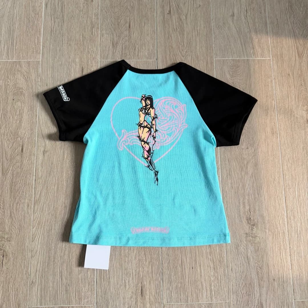 Женская футболка Chrome Hearts Deadly Doll, вид со спины с принтом